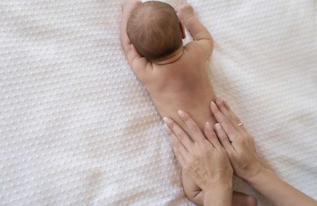 ماساژ بدن نوزاد